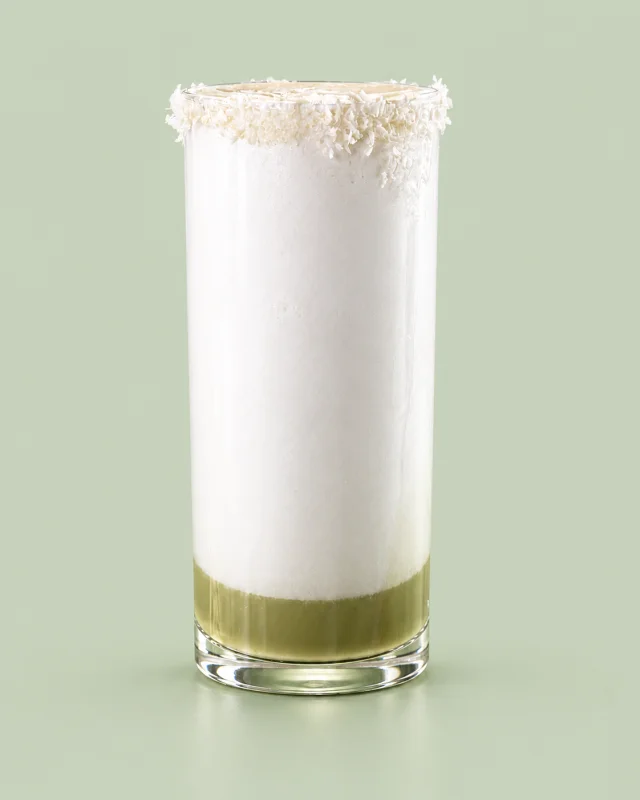 Matchachecocco con scaglie di cocco sul bordo